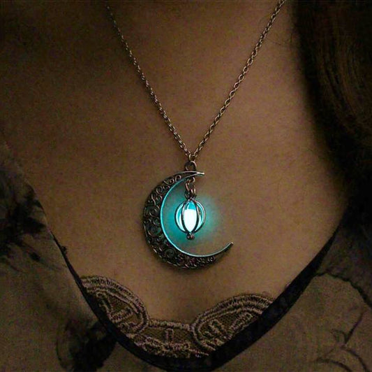 ✨ Luminous Openwork Crescent Necklace✨